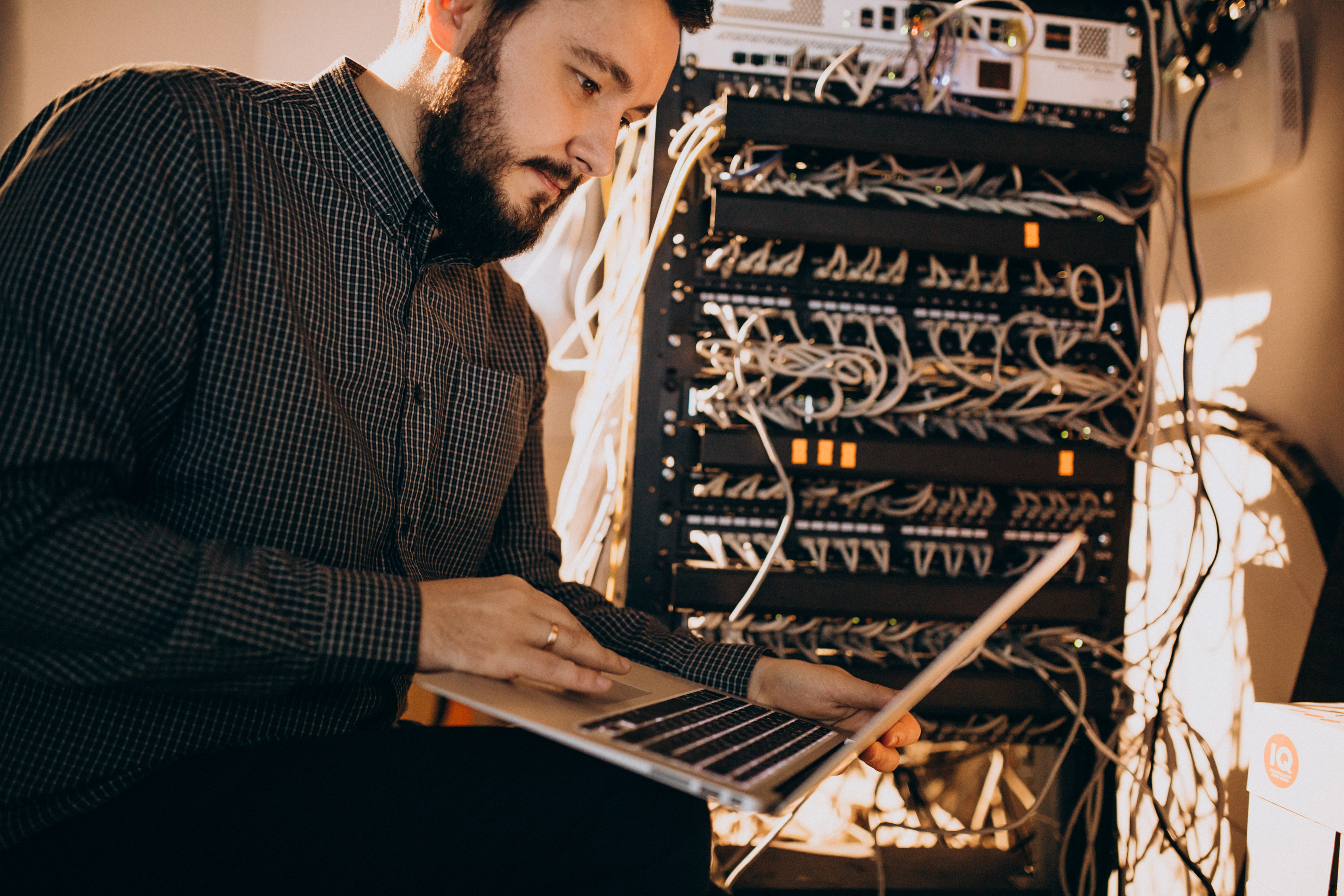 Técnico reparando un computador portátil - servicio técnico JMSystems